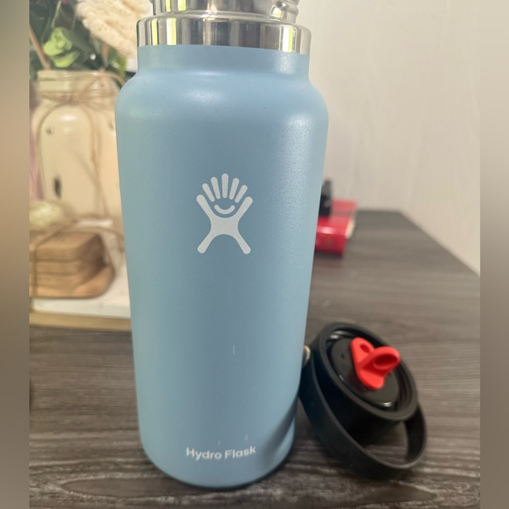 Hydro Flask Sky Blue Bottle with Black Lid - Picture 9 of 9